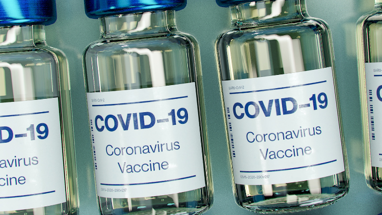 Na zdjęciu widoczne 3 buteleczki medyczne ze szczepionkami przeciwko COVID-19. Kadr wąski. 